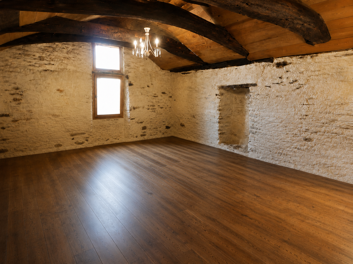 Chambre sous poutres entièrement vidée après le rachat et l'évacuation du mobilier