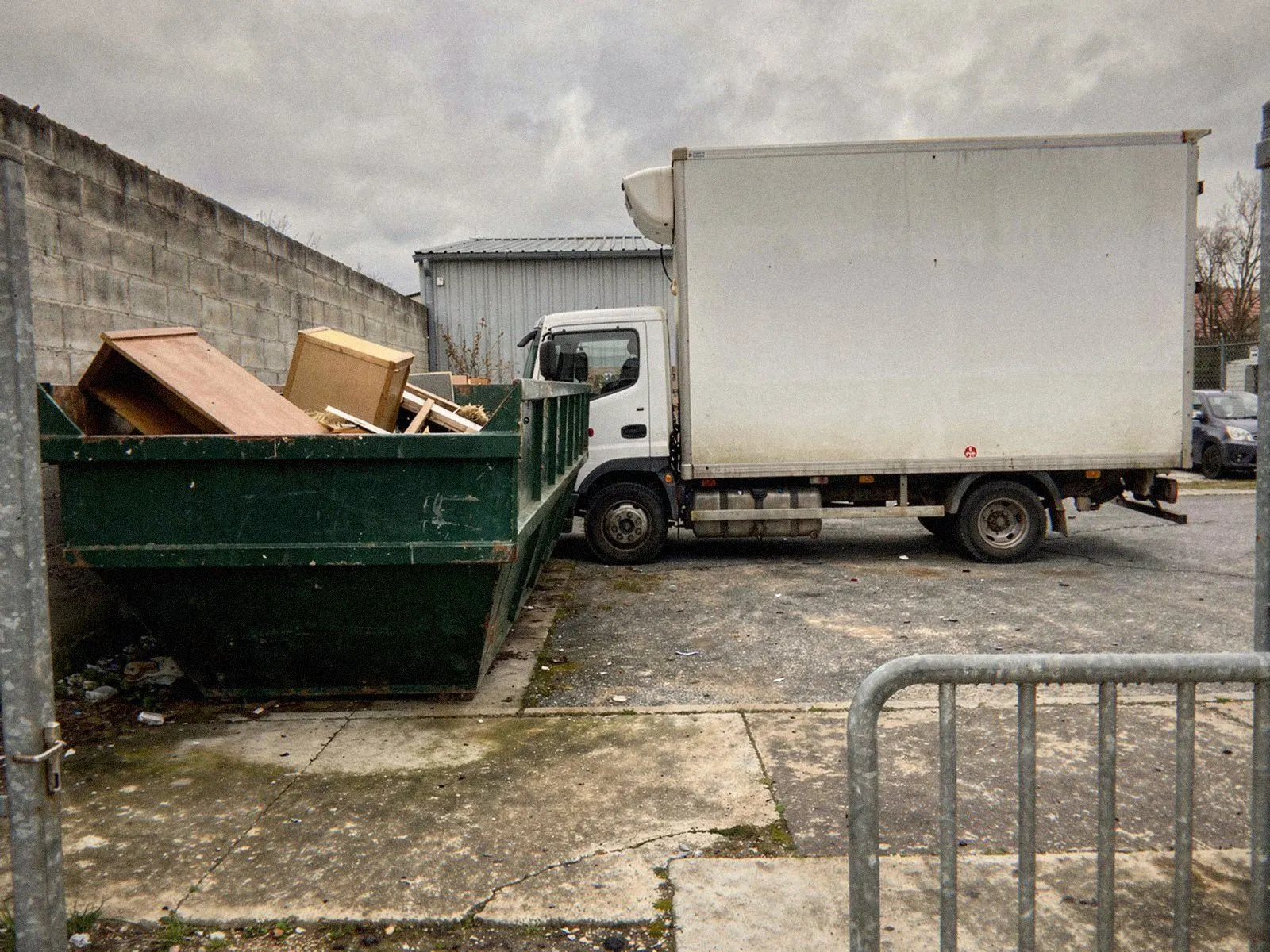 Dépôt d'OPM Débarras à Lyon, benne et camion prêts à partir pour un débarras