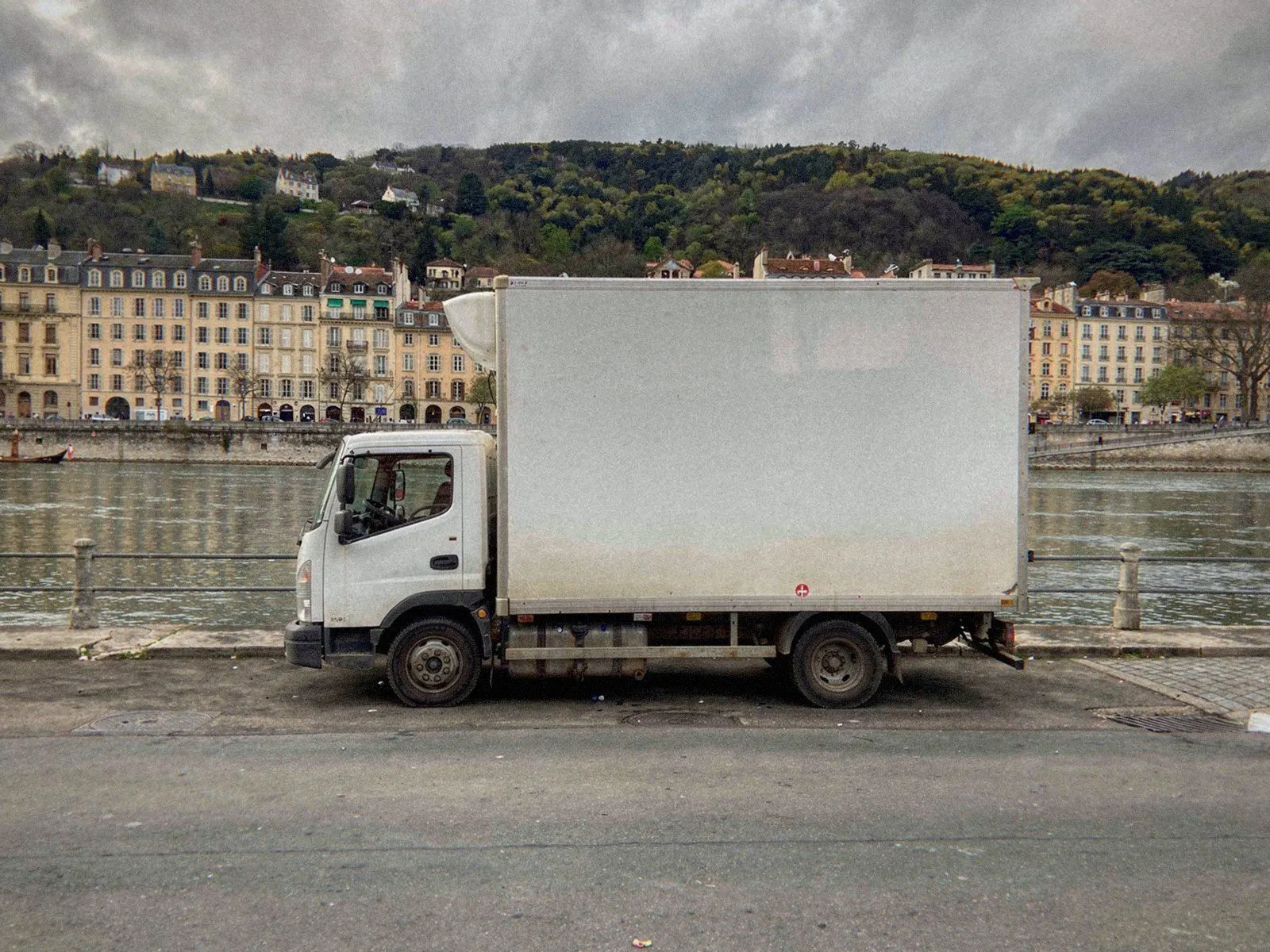 Camion de débarras garé sur un quai de Lyon pour un enlèvement de meubles à domicile