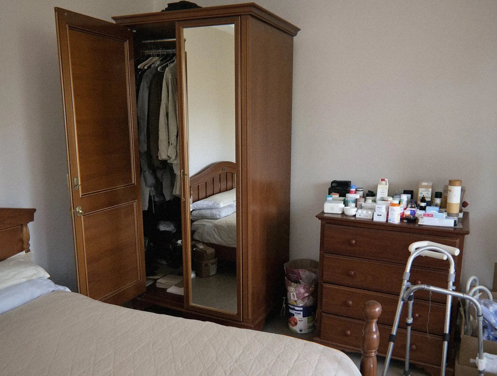 Chambre d’appartement à Lyon chargée de meubles à donner avant un départ en maison de retraite