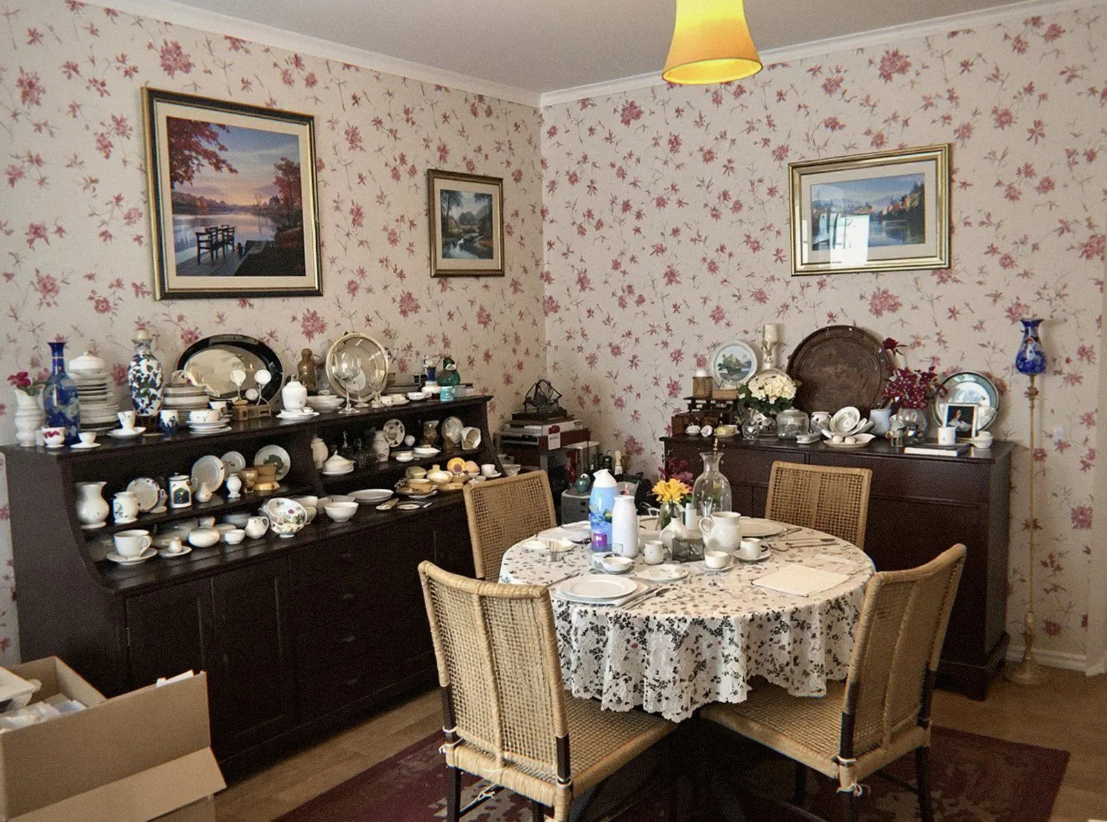 Salle à manger d’appartement remplie de meubles anciens et de bibelots, à vider après un décès