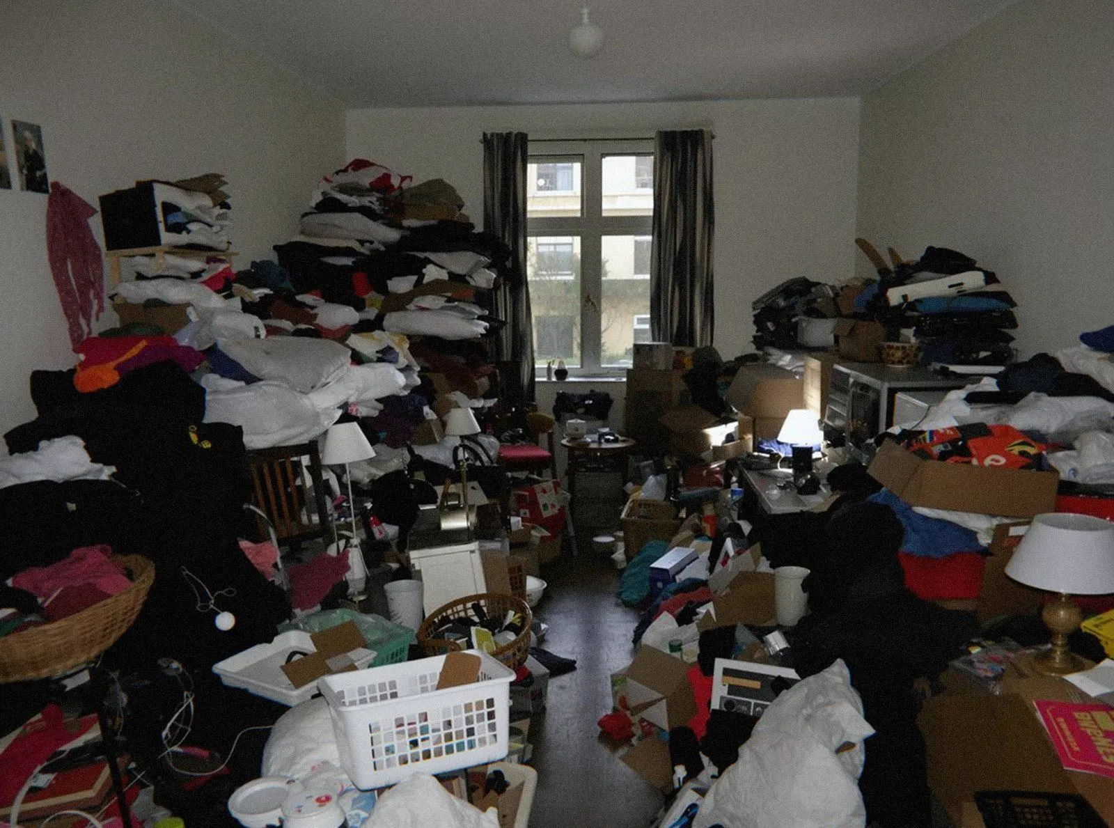 Séjour d’un appartement de Lyon envahi d’objets du sol au plafond, l’un des signes du syndrome de Diogène