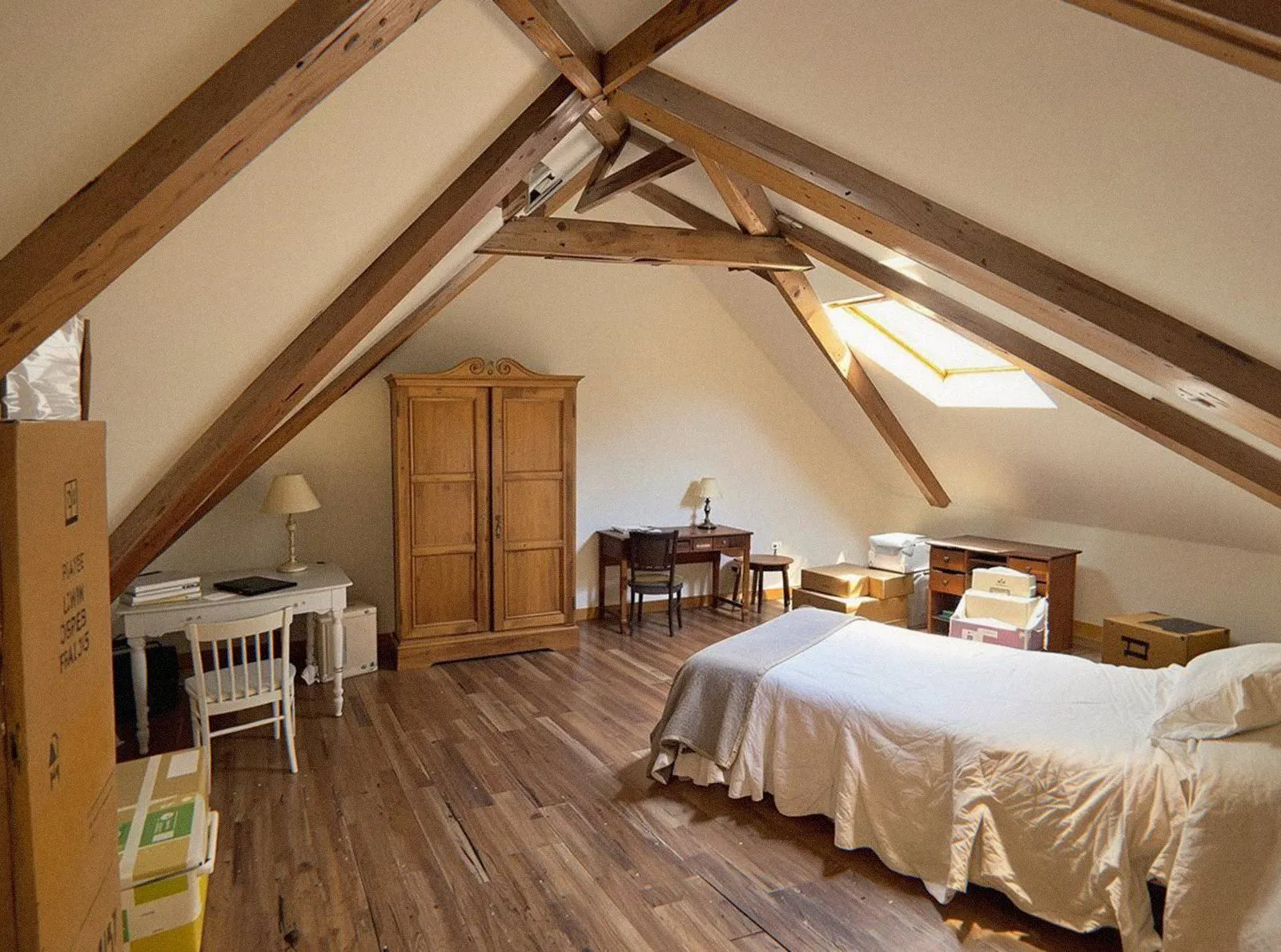 Chambre sous les combles d’une maison près de Lyon, encore meublée