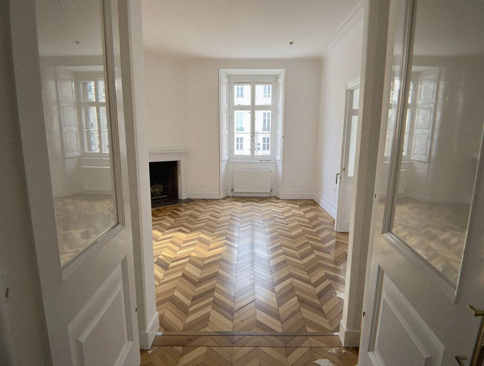 Appartement de Lyon entièrement vidé après un débarras complet, vue de l'entrée sur les pièces vides