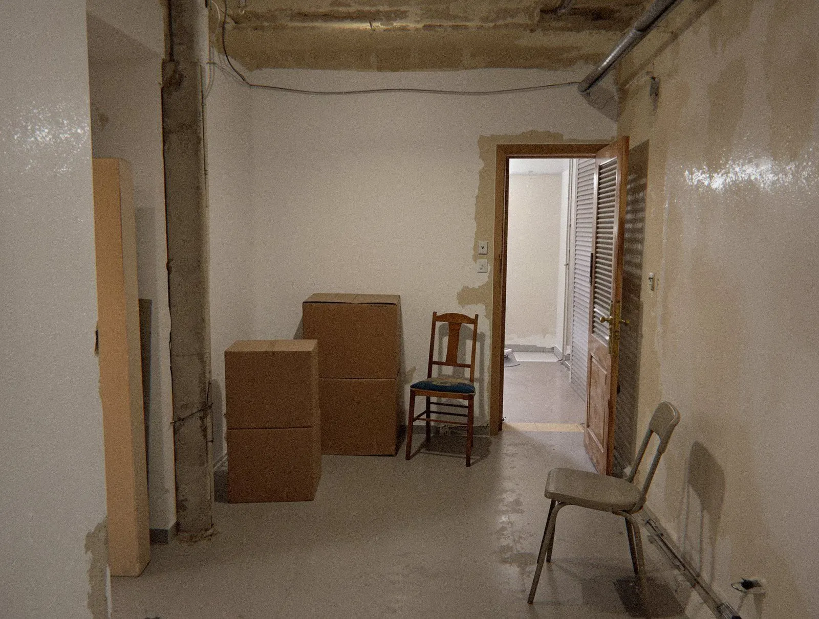 Cave de copropriété à Lyon vidée lors d'un débarras partiel, quelques derniers cartons à la porte