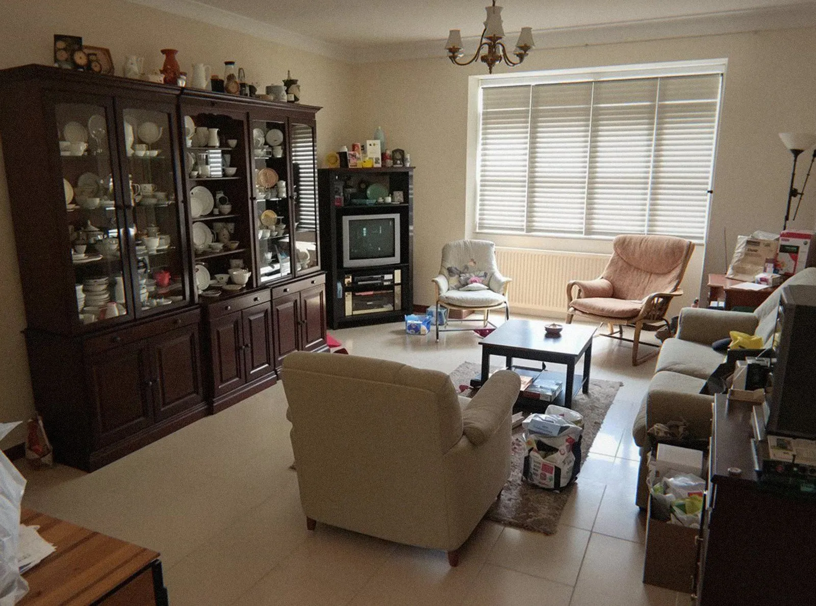 Salon meublé d’une maison près de Lyon, avec des meubles en bon état à donner à une association