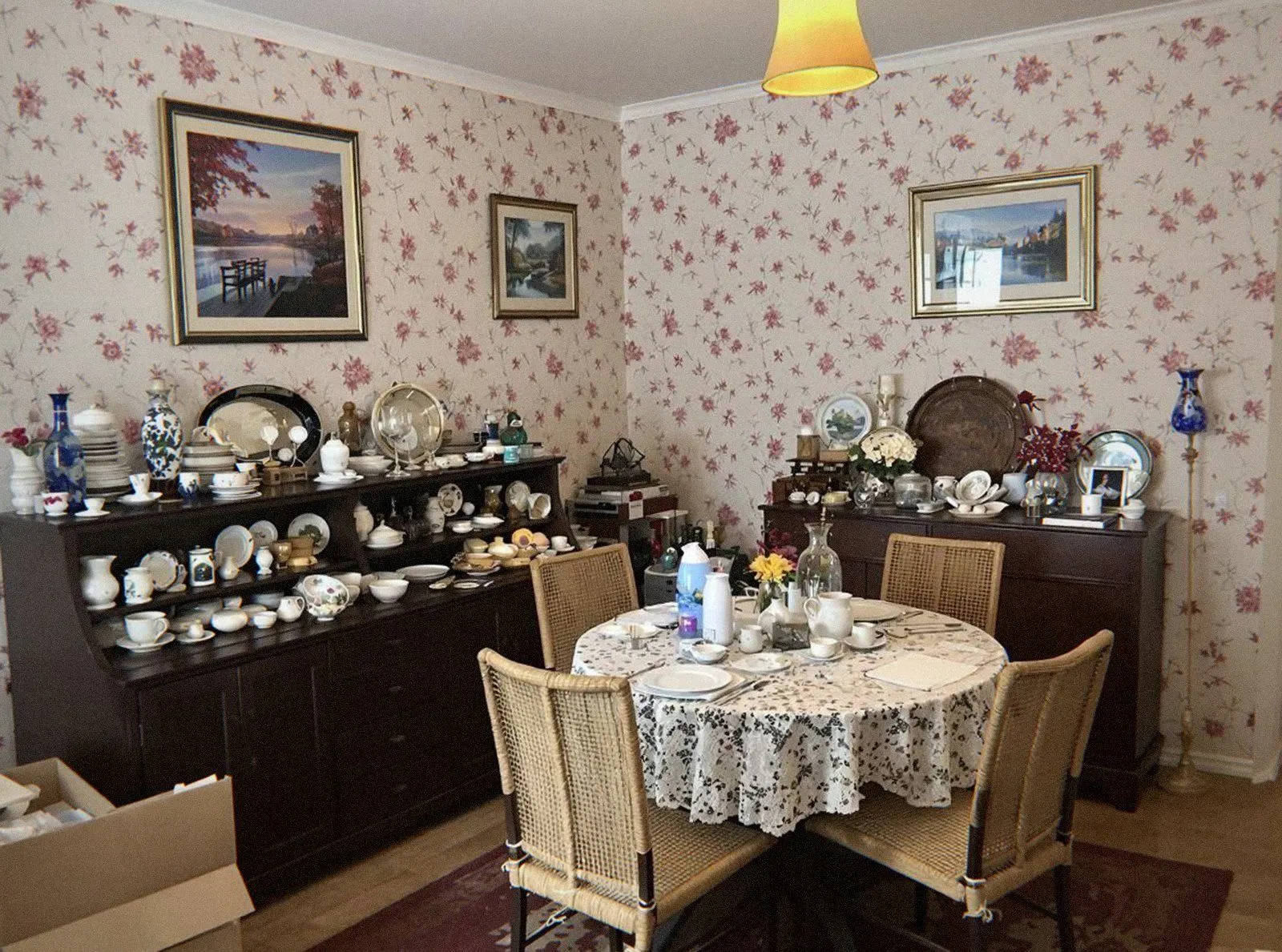 Salle à manger d’un appartement de Lyon pleine de meubles anciens et de bibelots, à faire estimer avant une succession