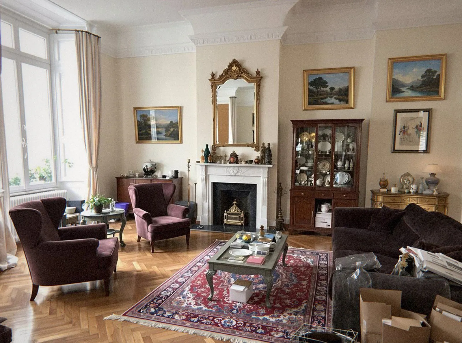 Salon d’un appartement de famille à Lyon encore meublé, avant de décider du sort des objets de la succession