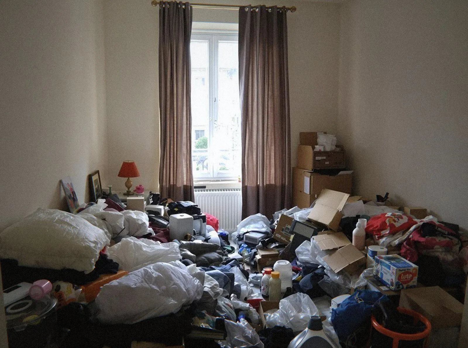 Chambre d’un logement de Lyon saturée d’objets et de vêtements, signe possible d’un syndrome de Diogène