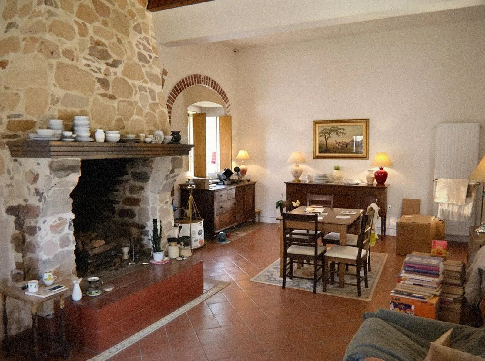 Séjour de maison avec cheminée, table dressée et vaisselier rempli, avant un débarras à Lyon