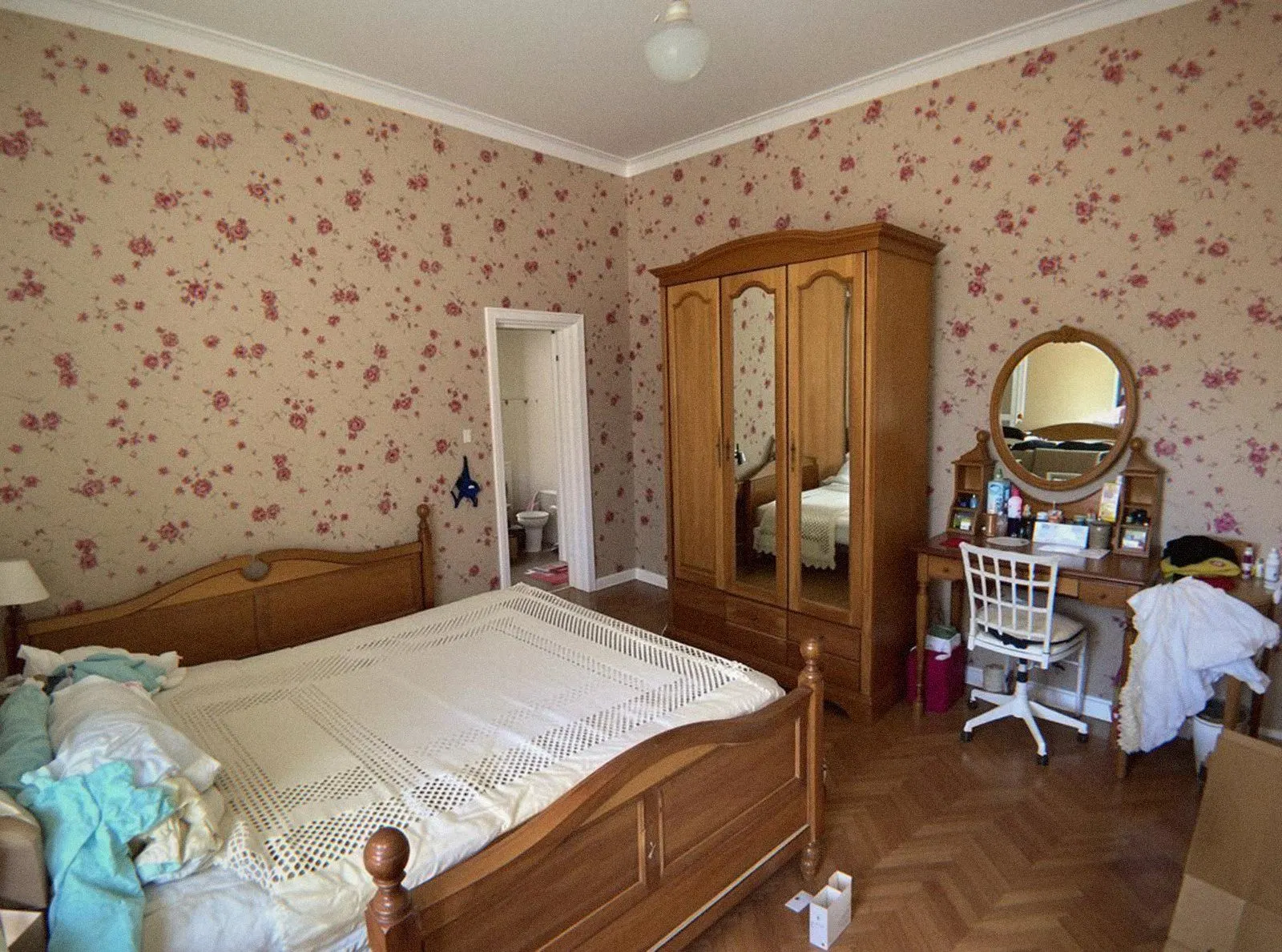 Chambre d’un logement de famille à Lyon restée en l’état, dont les héritiers doivent décider du sort des objets